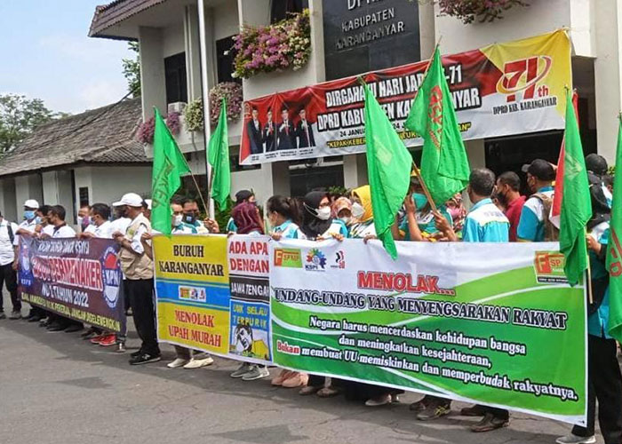 Serikat pekerja di Karanganyar menggelar aksi demo terkait UMK di depan gedung DPRD Karanganyar.