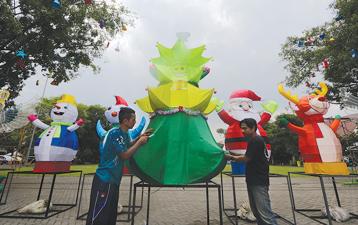 MERIAH: Pemasangan lampion dengan tema Natal di depan Balai Kota Solo, kemarin