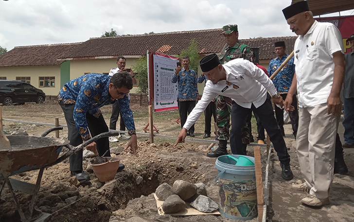 SIMBOLIS: Prosesi peletakan batu pertama pembangunan Pasar Desa Pranan, kemarin (29/11).