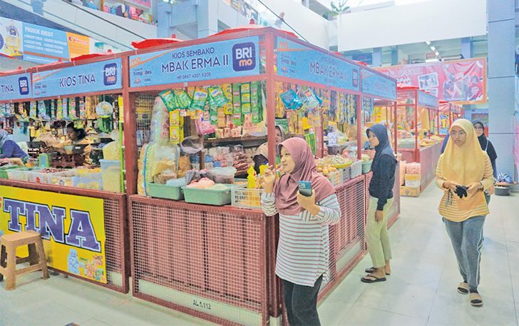 BERGELIAT: Aktivitas jual beli di Pasar Gedhe Klaten, kemarin (29/11). Pasar ini akan diresmikan Sabtu (2/12) mendatang.