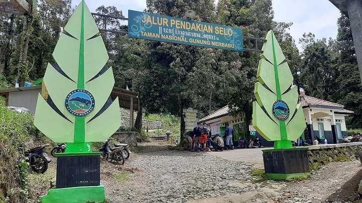 Ilustrasi para pendaki Gunung Merbabu via Selo