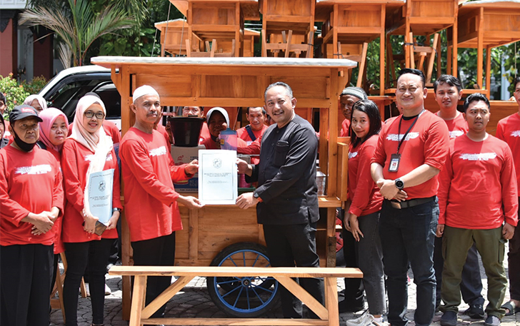 DUKUNGAN: Bupati Karanganyar Rober Christanto menyerahkan bantuan gerobak angkringan, kemarin.
