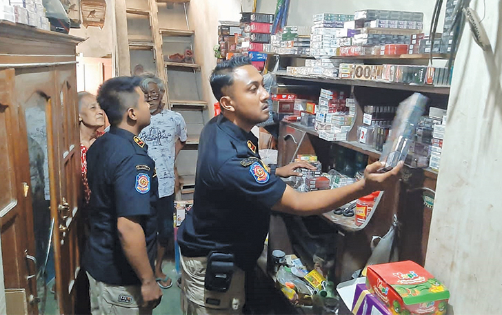 Tim gabungan saat melakukan operasi rokok ilegal di salah satu warung kelontong di Desa Klepu, Kecamatan Ceper, Kamis (30/11)