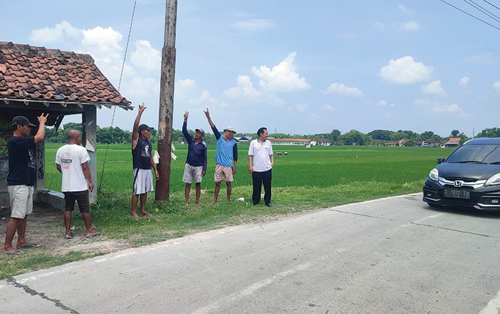 SAMPAIKAN KELUHAN: Warga Bedoro, Sambungmacan tunjukkan jalan desa yang minim penerangan.