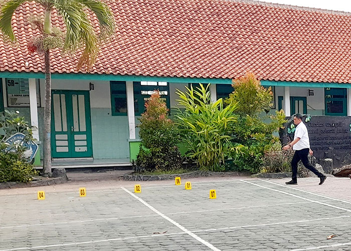 Anggota Satreskrim Polres Karanganyar saat olah TKP pembunuhan di SDN 2 Cangakan, belum lama ini.