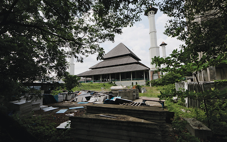 TERBENGKALAI: Setelah beberapa tahun berhenti, pembangunan Masjid Sriwedari menunggu kepastian untuk dilanjutkan atau akan dibuka kapan.