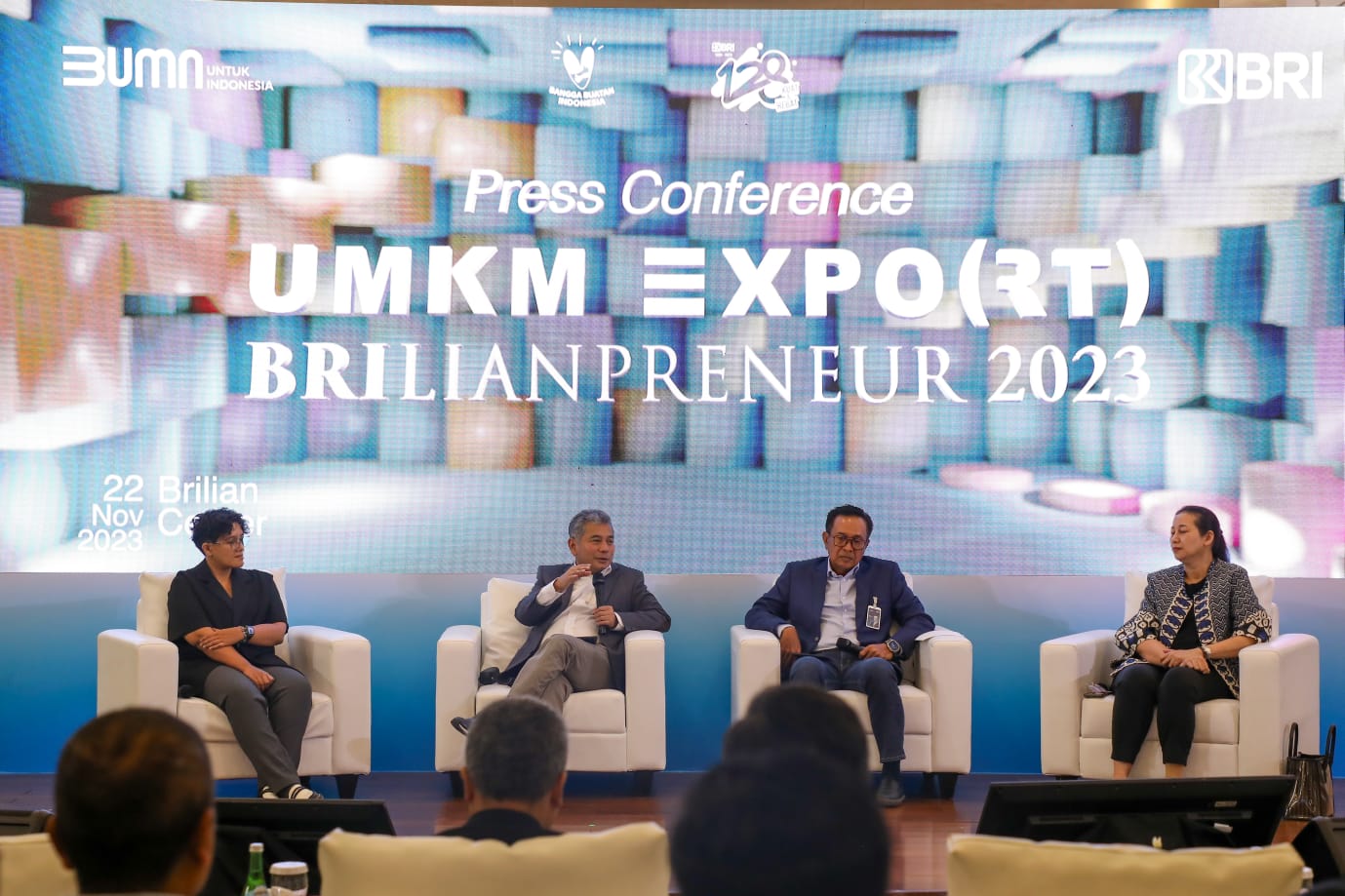 Direktur Utama BRI Sunarso  (dua dari kiri) di konferensi pers UMKM EXPO (RT) BRILIANPRENEUR 2023.