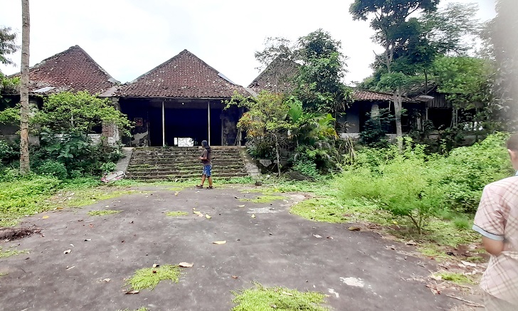 Bangunan balkon Pesanggrahan Mangkunegaran di Dusun Keprabon, Desa/Kecamatan Karangpandan, Kabupaten Karanganyar. (RUDI HARTONO/RADAR SOLO)