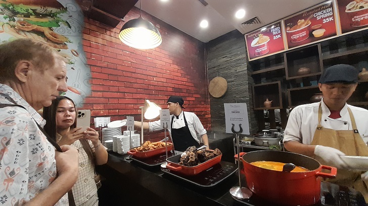 Tamu hotel memilih aneka menu olahan buntut sapi di Cinnamon Restaurant The Alana Hotel & Convention Center Solo.