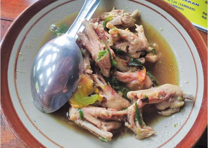 Satu porsi ceker bebek dengan kuah pedas cabai hijau alias lombok ijo.