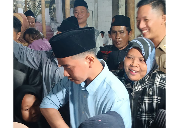 Gibran Rakabuming Raka dikerubuti warga saat berkunjung ke kediaman Ketua PCNU Sragen, Jumat (1/12) malam.