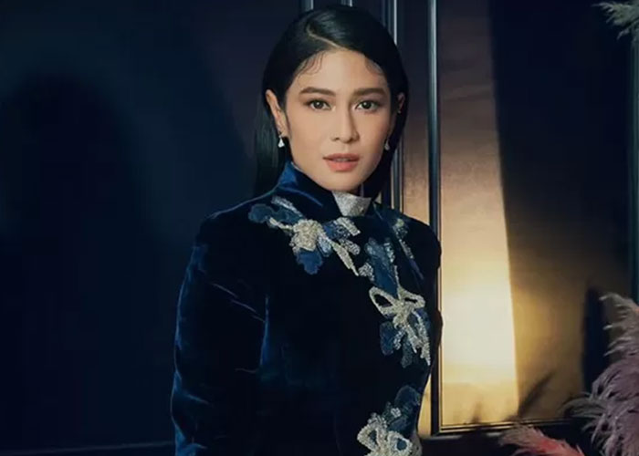 Dian Sastrowardoyo mengenakan kebaya janggan.