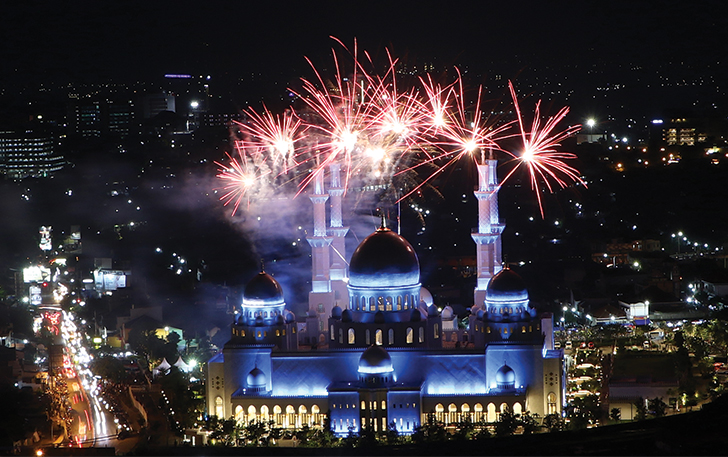 Pesta kembang api di Masjid Sheikh Zayed dalam rangka merayakan National Day atau Hari Nasional Uni Emirat Arab (UEA) ke-52, Sabtu (2/12/2023).