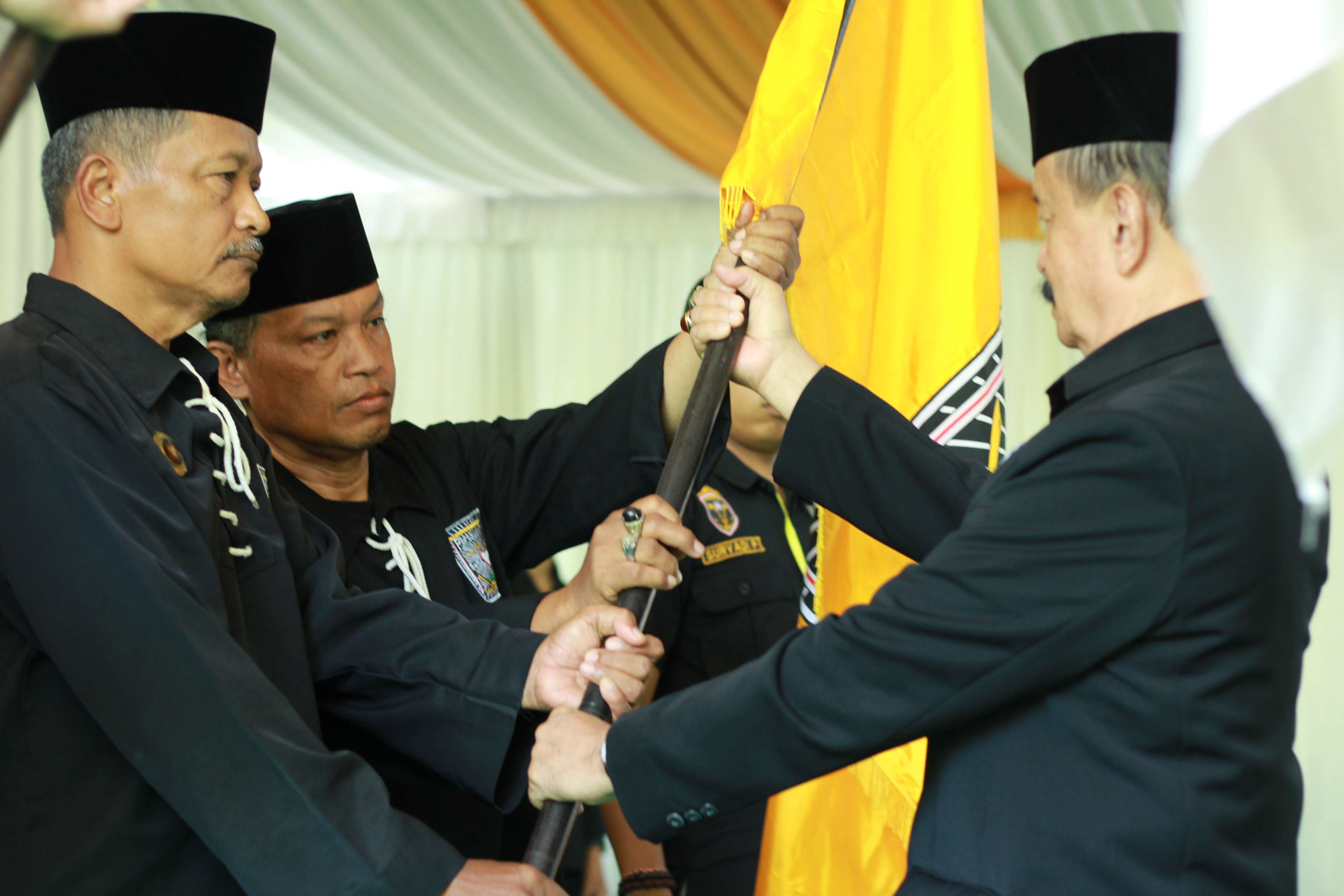 Ketua Umum PSHT R Moerdjoko HW (kanan) serahkan pataka kepada pengurus baru PSHT Cabang Kabupaten Wonogiri, Minggu (3/12/2023)
