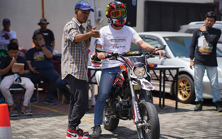 Top Form Indonesia bersama Ikatan Motor Besar Indonesia (IMBI) gelar pelatihan safety riding untuk komunitas motor, ojek online, dan karyawan di Solo, Minggu (19/11).