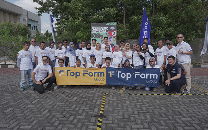 FOR BERSAMA: Top Form group bersama  Ikatan Motor Besar Indonesia (IMBI) gelar safety riding bagi komunitas motor, ojek online dan pekerja, Minggu (19/11).