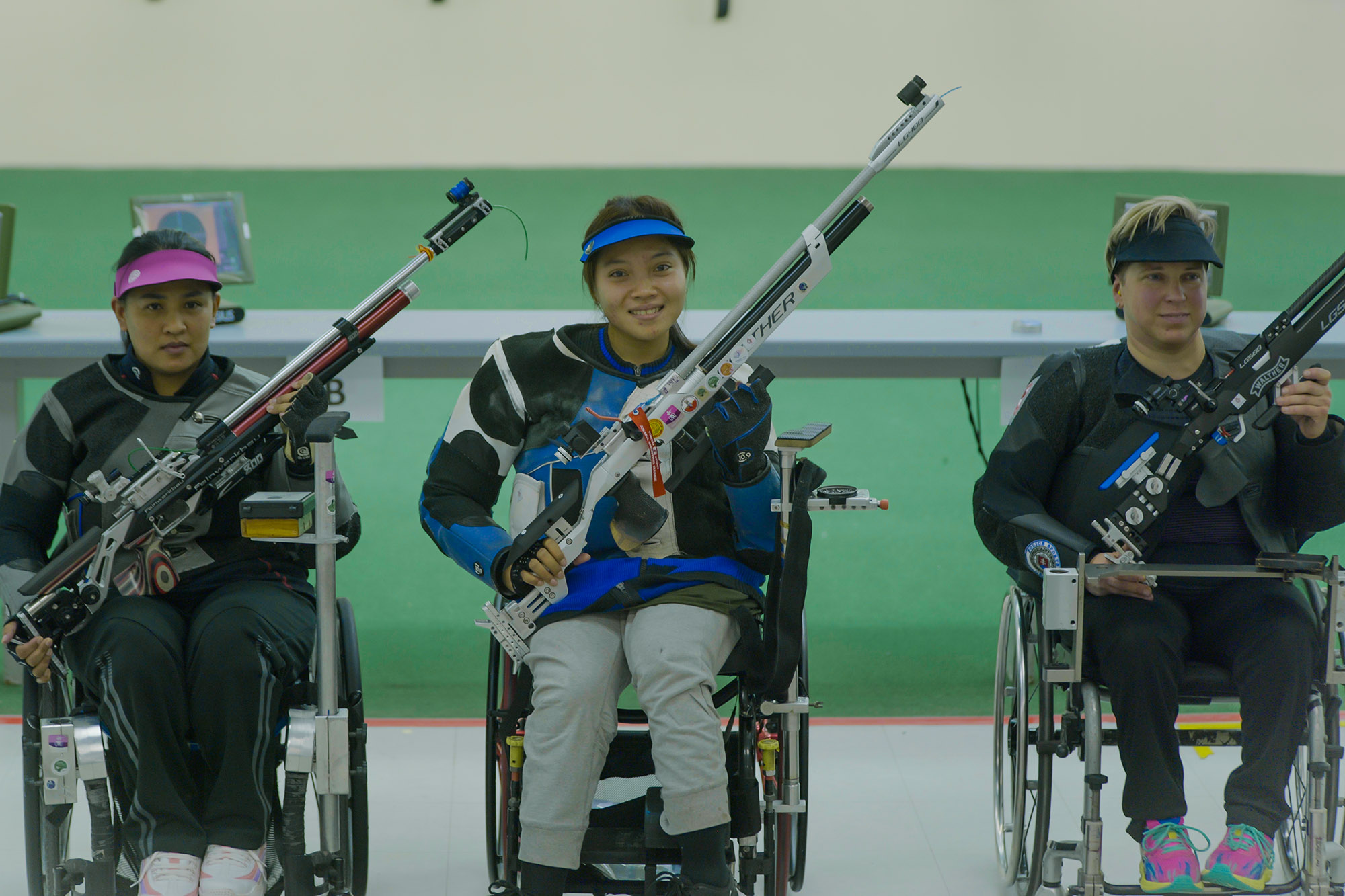 Hanik Puji Astuti (tengah) dalam pertandingan nomor 10m Air Rifle Standing SH1 di 80th Birthday Sports Complex, Nakhon Ratchasima, Thailand, Senin (4/12/2023). Hanik berhasil meraih medali emas setelah di partai final berhasil mencatatkan skor 245,8. NPC