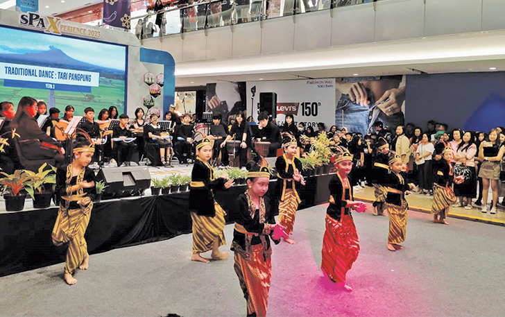 TES MENTAL: Siswa Singapore Piaget Academy (SPA) Solo Raya gelar pementasan di Atrium Pakuwon Mall Solo Baru, kemarin.