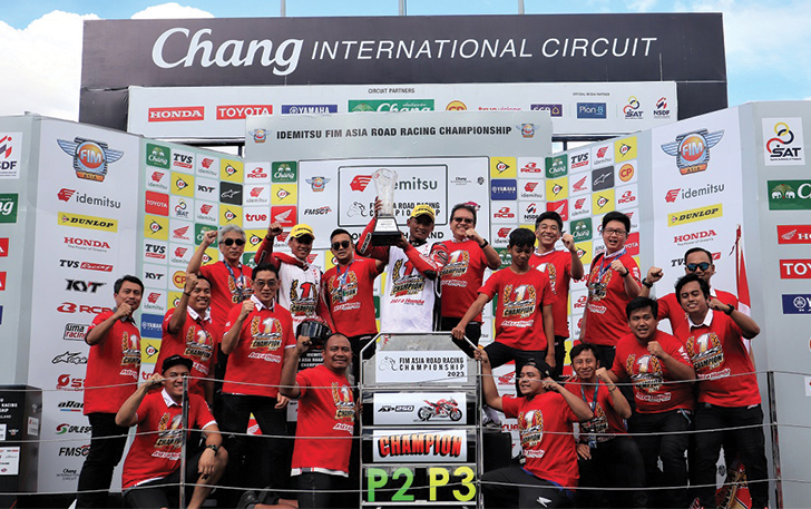 Jajaran manajemen PT Astra Honda Motor (AHM) bersama seluruh pebalap Astra Honda di kelas AP250 serta tim Astra Honda Racing Team (AHRT) merayakan kemenangan Rheza sebagai juara.