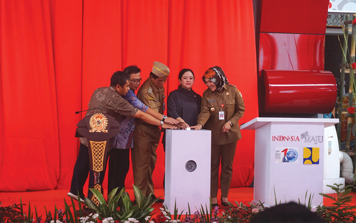 Ketua DPR RI Puan Maharani didampingi Bupati Klaten Sri Mulyani saat meresmikan Pasar Gedhe Klaten, Kelurahan Kabupaten, Kecamatan Klaten Tengah, Senin (4/12).