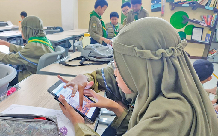 FOKUS: Salah satu SD di Kota Dolo melakukan pembelajaran melalui gadget.