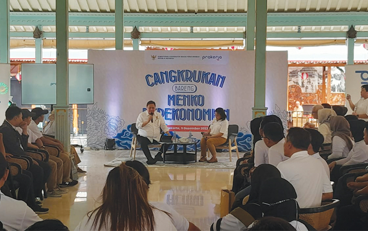 Menko Perekonomian Airlangga Hartarto&nbsp;(kiri) di dalam sebuah acara di Ono Solo Cafe, Selasa (5/11).