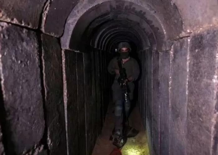 Seorang tentara Israel sedang menyusuri terowongan bawah tanah milik Hamas.