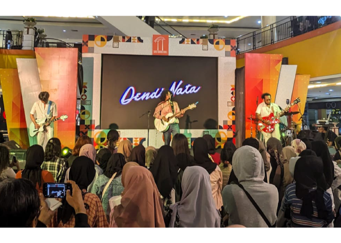 Penampilan pop-rising asal Semarang, Dendi Nata hangatkan puncak perayaan anniversary ke-19 Solo Grand Mall.