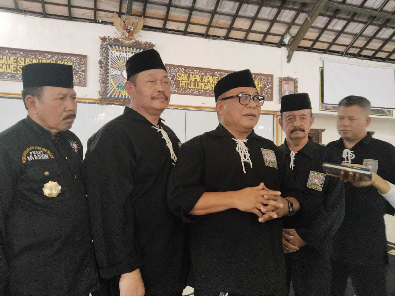 Jajaran pengurus PSHT Pusat Madiun saat memberikan keterangan terkait putusan peninjauan kembali (PK) kedua Mahkamah Agung atas badan hukum PSHT, Senin (4/12/2023). (DOK.PSHT PUSAT MADIUN)