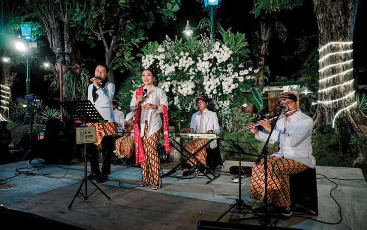 Music Keroncong by De Java Keroncong bakal meramaikan malam tahun baru di Kusuma Sahid Prince Hotel.