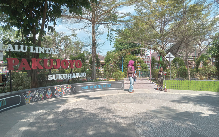 REFRESHING: Warga mengajak buah hatinya bermain di kompleks Taman Pakujoyo, belum lama ini.
