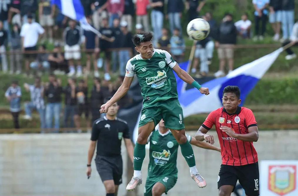 PSIK Klaten bertanding melawan tuan rumah PSIW Wonosobo di Stadion Tanggulasi Wonosobo, 6 Desember. (DOK. PSIK Klaten)