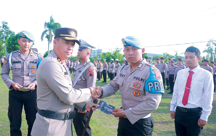 PEGANGAN: Kapolres Klaten AKBP Warsono saat menyerahkan buku saku pedoman netralitas anggota Polri di Mapolres Klaten