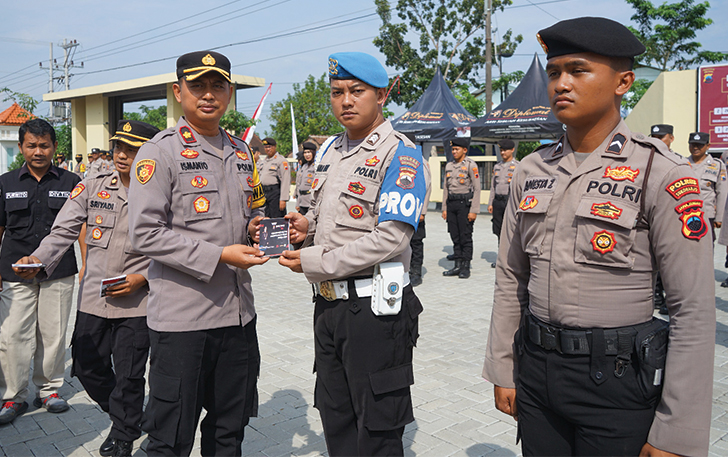 Wakapolres Sukoharjo Kompol Ismanto Yuwono bagikan buku saku pedoman netralitas anggota Polri, kemarim.