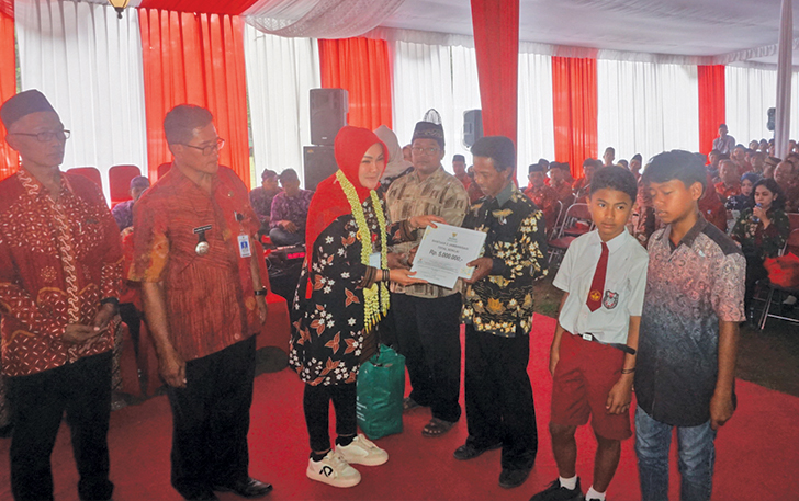 TEBAR SENYUMAN: Bupati Klaten Sri Mulyani saat menyerahkan sejumlah bantuan terhadap perwakilan warga dalam Sambang Warga di Desa Jiwan, Kecamatan Karangnongko, kemarin (5/12)
