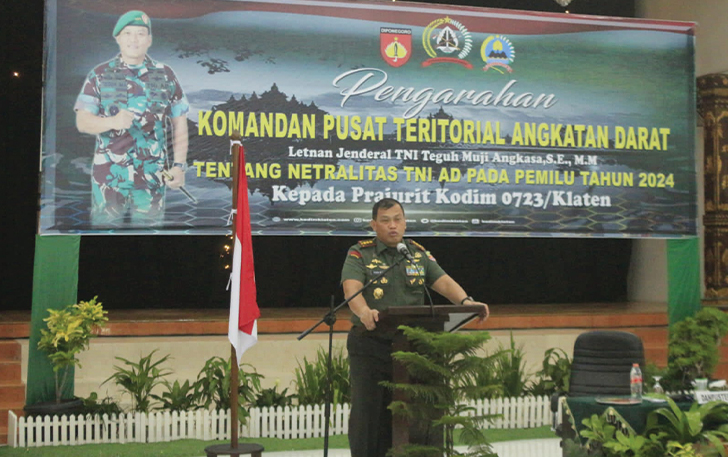 Danpusterad Letnan Jenderal TNI Teguh Muji Angkasa saat memberikan pengarahan kepada seluruh babinsa Kodim 0723/Klaten di Gedung Al Hakim, Gayamprit, Kecamatan Klaten Selatan, Rabu (6/12).
