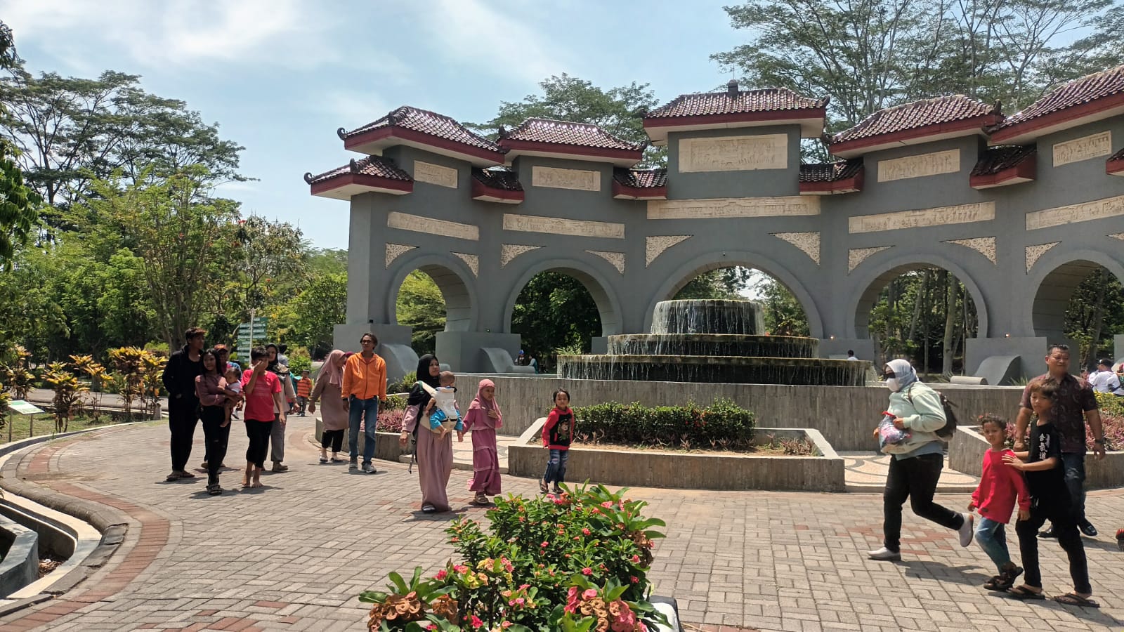Pengunjung Kebun Raya Indrokilo Boyolali semakin ramai saat hari libur. (RAGIL LISTIYO/RADAR SOLO)