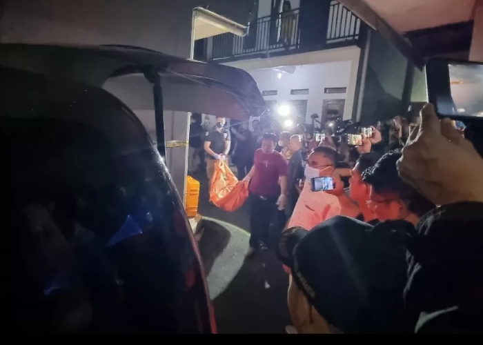 Metro Jakarta Selatan membawa empat jenazah anak yang tewas di sebuah rumah kontrakan di Jalan Raya Kebagusan, Jagakarsa, Jakarta Selatan (6/12).