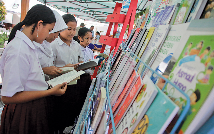 LITERASI: Pelajar membaca buku di perpus milik Dinas Perpustakaan dan Kearsipan Kota Solo, belum lama ini.