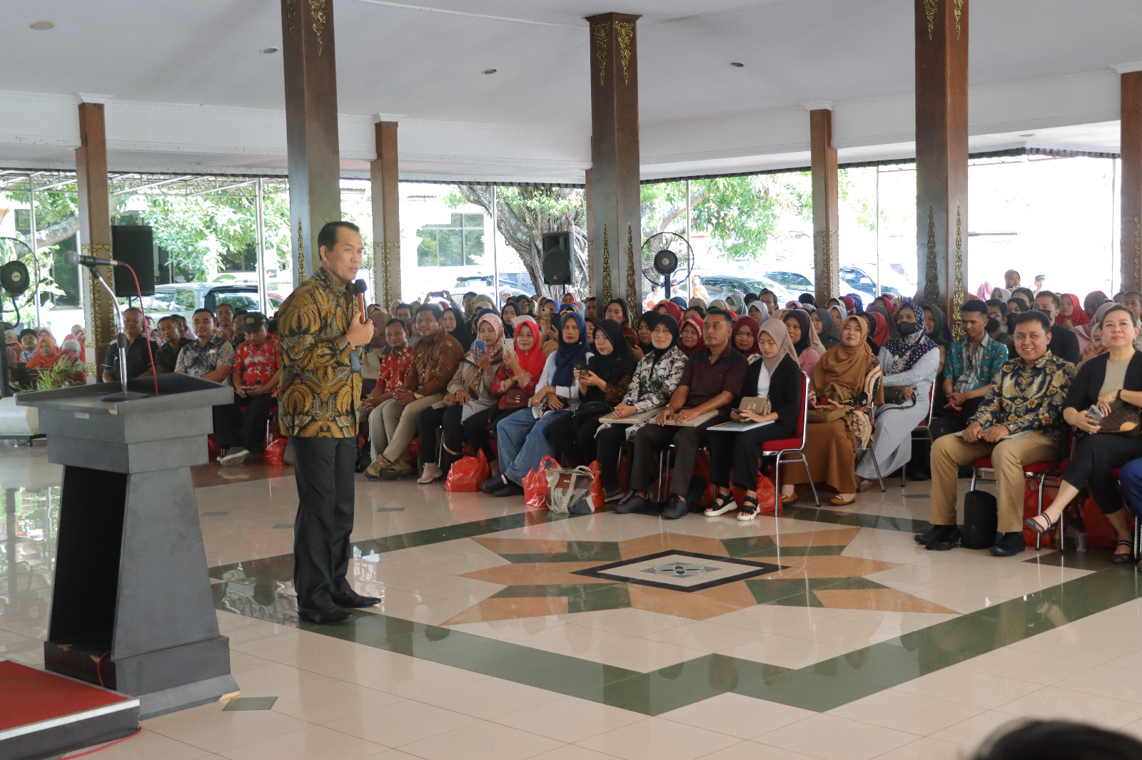 Bupati Wonogiri Joko Sutopo beri pengarahan saat penyerahan bantuan dan sosialisasi sertifikasi halal SNI, Kamis (7/12/2023). (PROKOPIM SETDA WONOGIRI UNTUK RADAR SOLO)