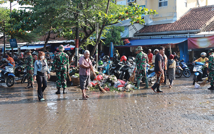 RODA EKONOMI: TNI mengajak sejumlah elemen masyarakat membersihkan Pasar Bunder Sragen, kemarin (6/12).