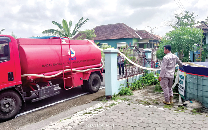 DIHENTIKAN: Penyaluran air bersih ke daerah terdampak kekeringan, beberapa waktu lalu.