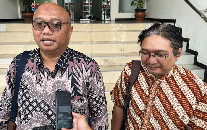 RESAH: Cicit PB IX, R.M Ariyo Rahindra Wodiastomo (kanan) bersama kuasa hukumnya di PA Solo, kemarin.