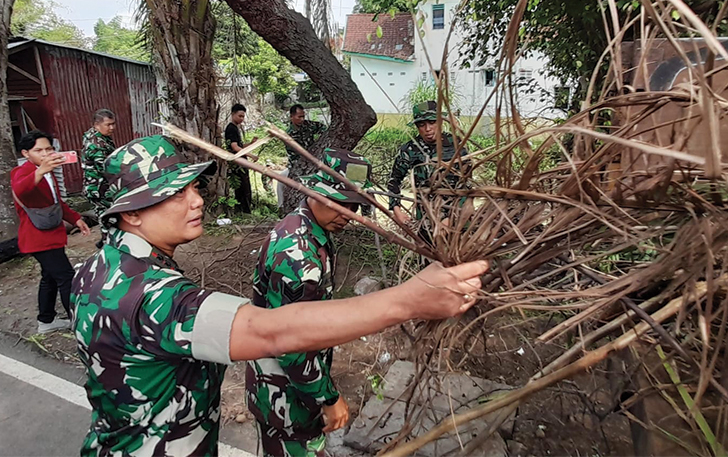 Dandim 0727/Karanganyar Letkol Letkol Inf Andri Army Yudha Ardhitama saat memimpin proses pembersihan sampah di Sungai Siwaluh Karanganyar, Kamis (7/12).