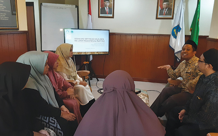 Kelompok PkM Universitas Nahdlatul Ulama (UNU) Surakarta saat melakukan pendampingan sertifikasi merek dan halal bagi kelompok UMKM di lingkungan Pondok Pesantren Al-Muayyad.