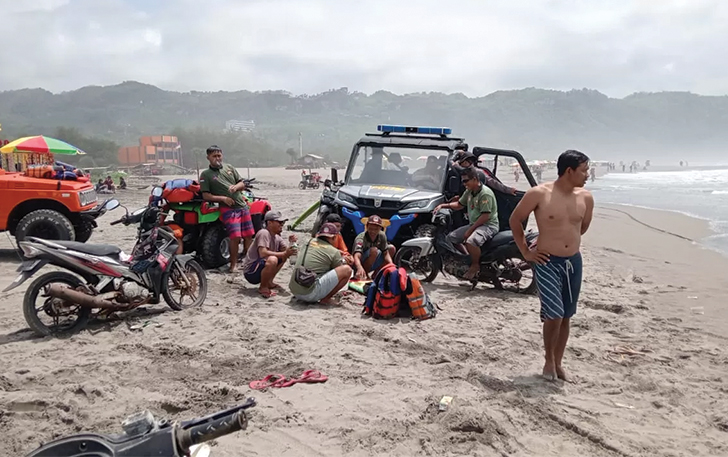 Sejumlah tim SAR tengah berkoordinasi mencari korban yang belum berhasil diselamatkan di Pantai Parangtritis, Kamis (7/12).