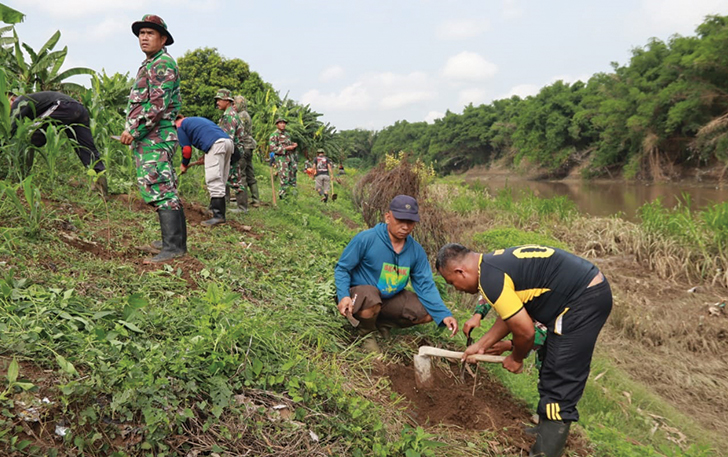 PENGHIJAUAN: Kodim 0725 Sragen tanam 1.000 pohon di pulau sepatu Sambungmacan.