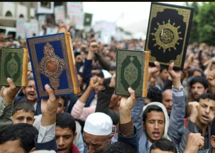 Warga Yaman memprotes pembakaran Alquran di Denmark.