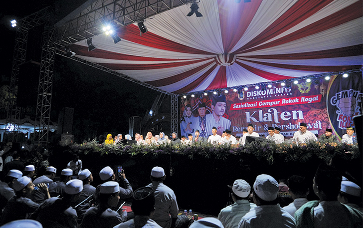 MERIAH: Pemkab Klaten gelar sosialisasi gempur rokok ilegal di Alun-Alun Klaten, Rabu (6/12) malam.