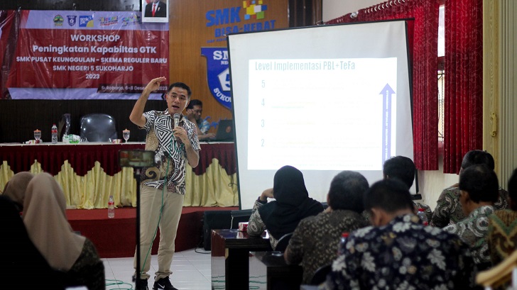 Dirjen Pendidikan Vokasi Kemendikbud Ristek periode 2020 &ndash; 2022 Wikan Sakarinto isi workshop di SMKN 5 Sukoharjo, Jumat (8/12/2023).